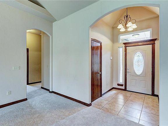 2nd image of 826 SW Rickwood Cir