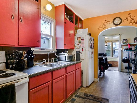 4th image of 907 Birch Street