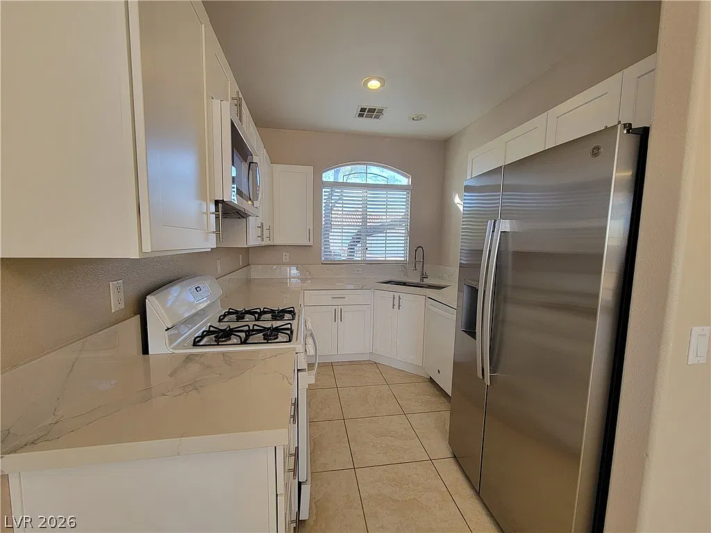 3 bed, 2.0 bath, 1136 sqft, $1,995 — Photo 3