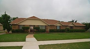 Drive up to this great curb appeal