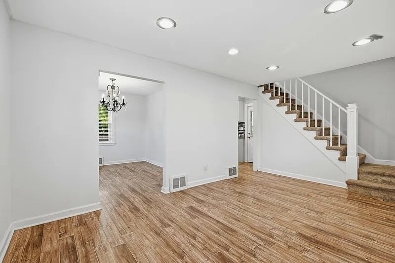 3 bed, 2.0 bath, 1290 sqft, $2,100 — Photo 4