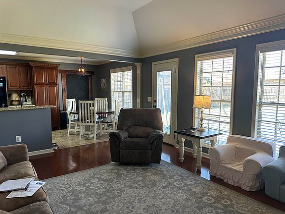 4th image of 2013 Rosedale St