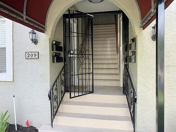 2nd image of 209 S Westland Ave APT 4