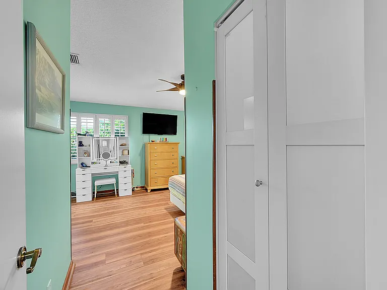 2922 Port Royale Ln S — Photo 24