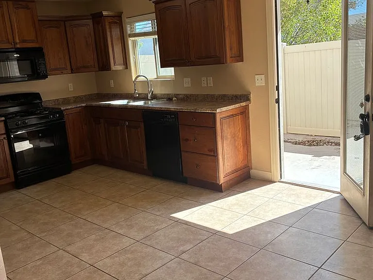 370 W 1425 N #5 — Photo 3