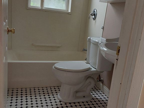 4th image of 2108 Geyer Ave #A