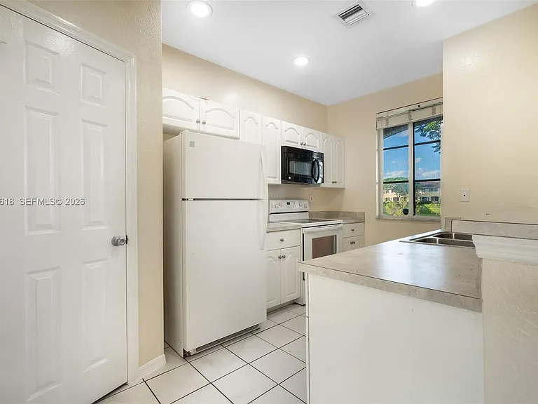 6051 SW 19th Pl — Photo 4