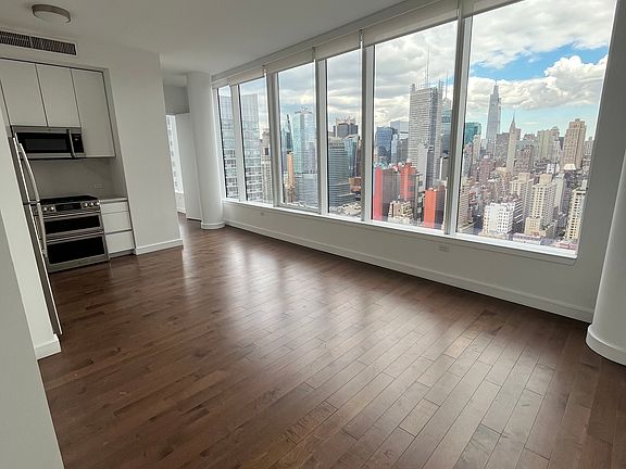 3rd image of 515 W 36th St #Penthouse 2a
