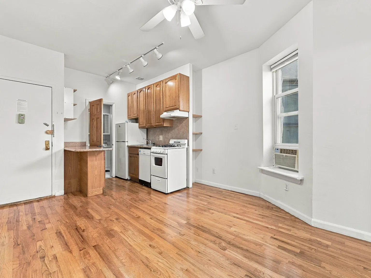 647 Franklin Avenue — Photo 4