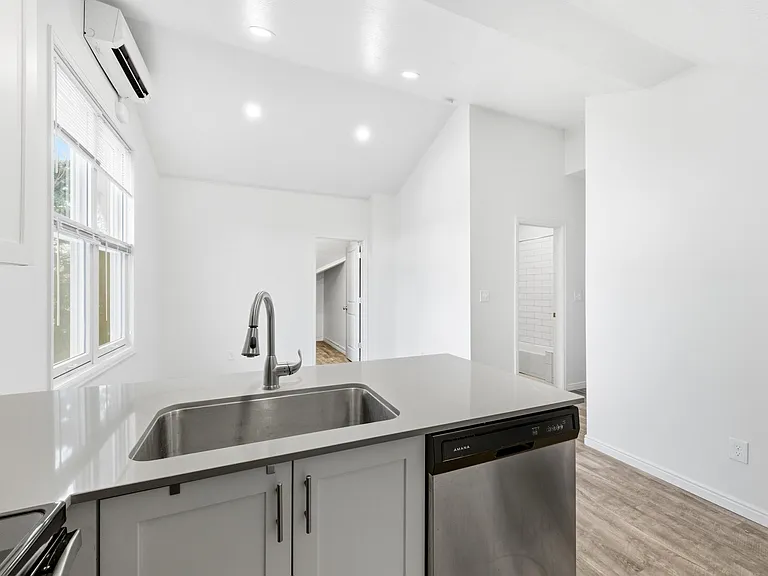 402 N Center St — Photo 1