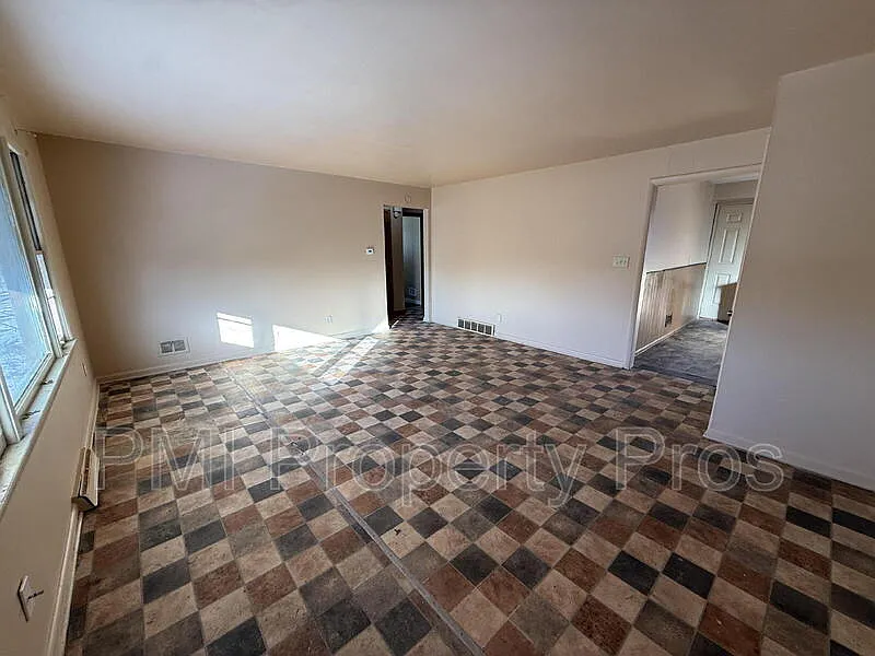 3 bed, 1.0 bath, $995 — Photo 3