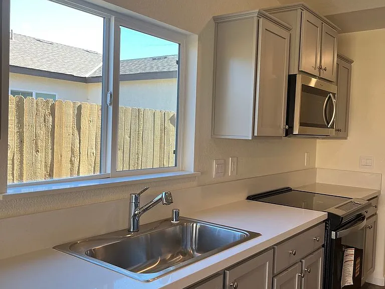 1654 Pacific Dr — Photo 17