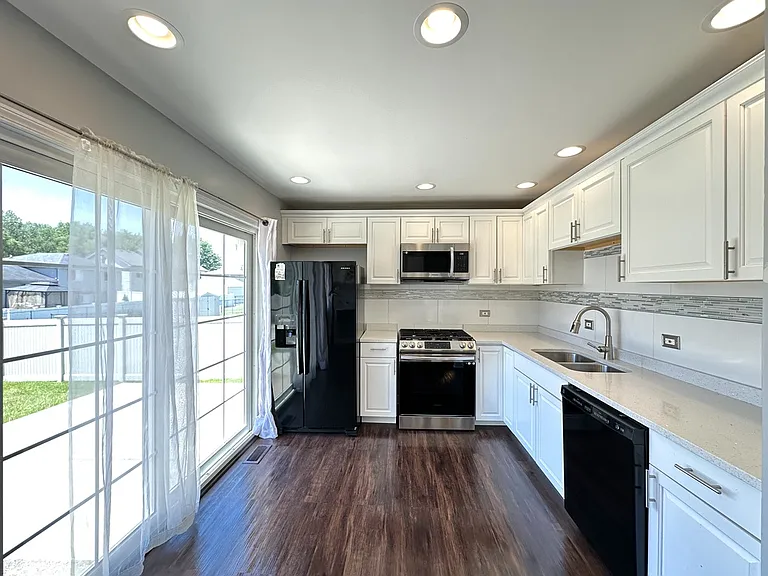 Allemong Dr — Photo 11