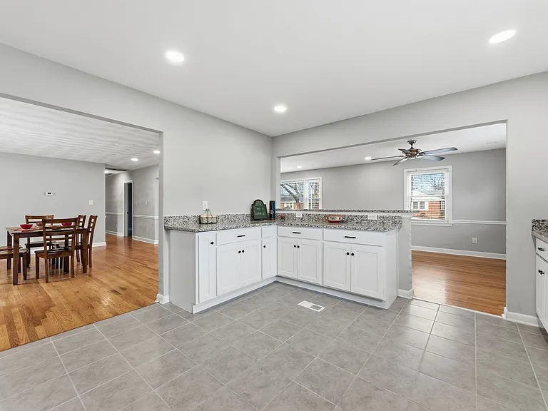 2725 Greendale Ave — Photo 11