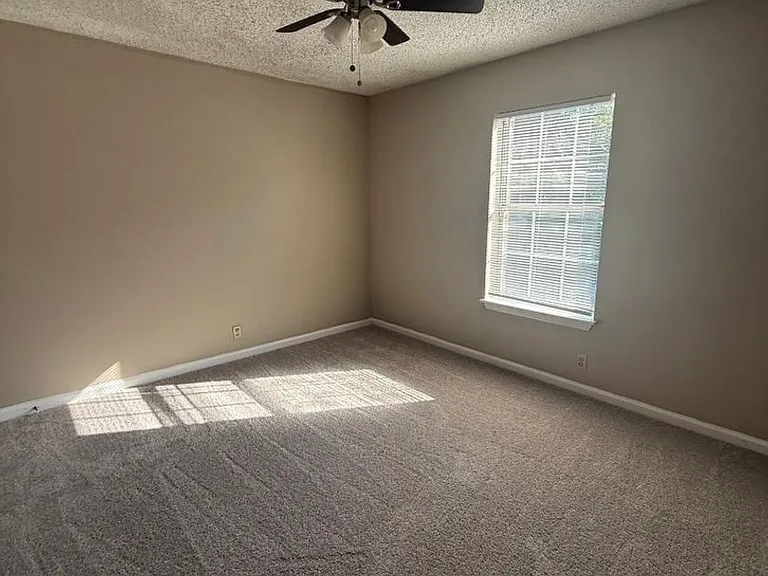 617 Castlegate Dr — Photo 6