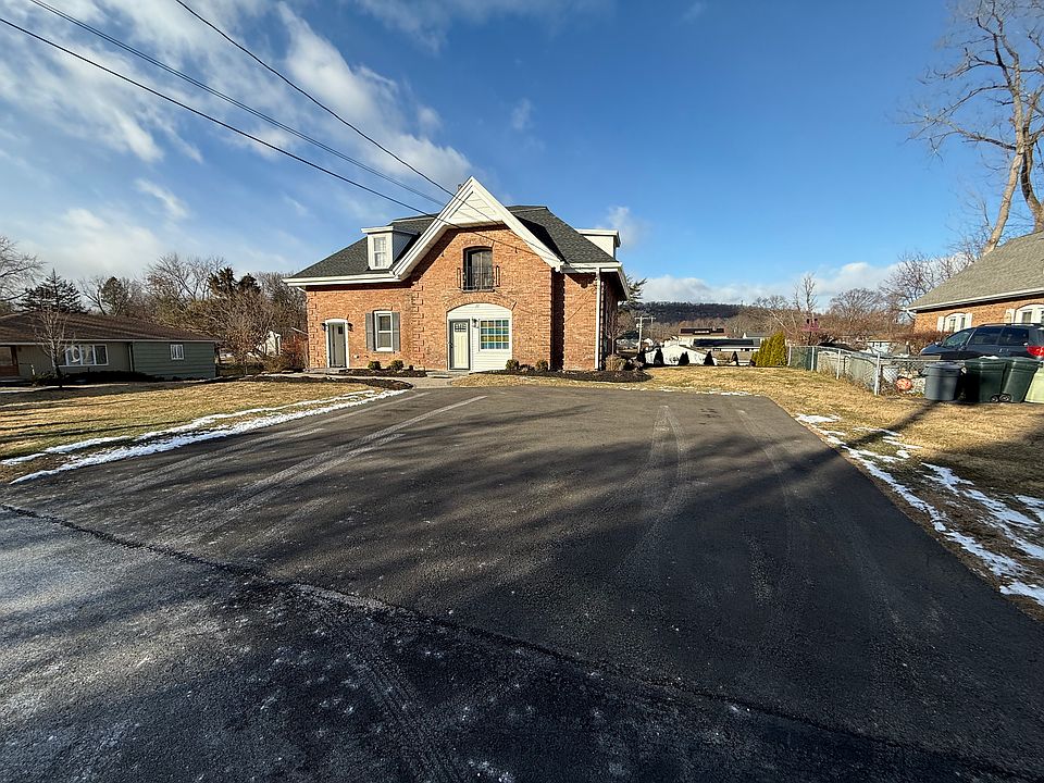 1st image of 22 Stonecrest Dr Floor 1