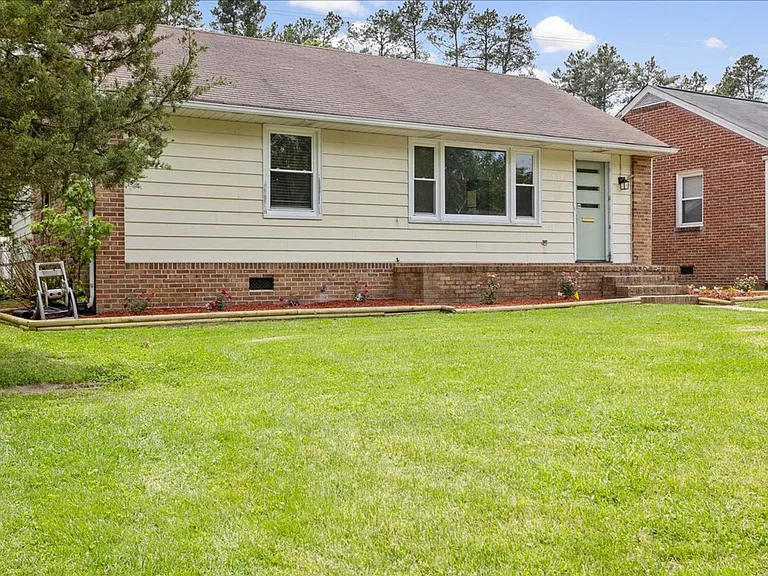 750 Hampton Rd — Photo 2