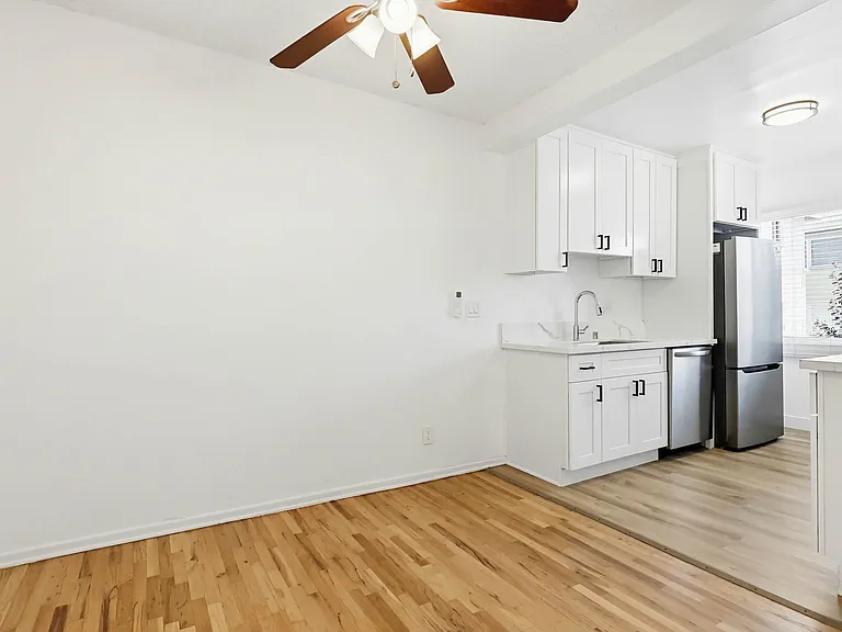 Quiet Jefferson Park Apartments Spacious, Secure & Centrally Located — Photo 14