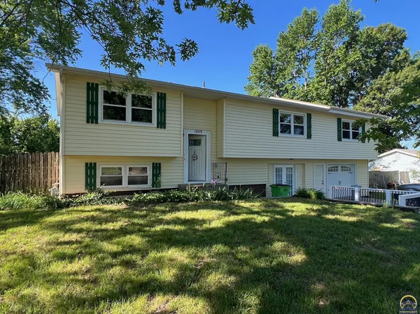 1609 Elk Horn Dr, Baldwin City, KS 66006