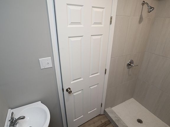 5th image of 6147 Vine St #3