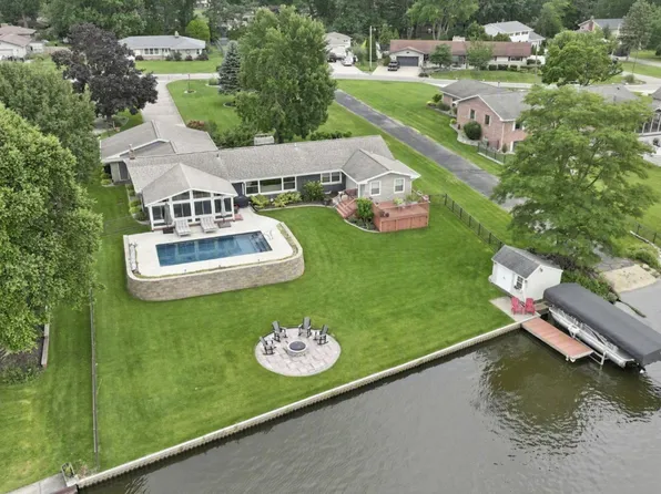 56045 Riverdale Dr, Elkhart, IN 46514