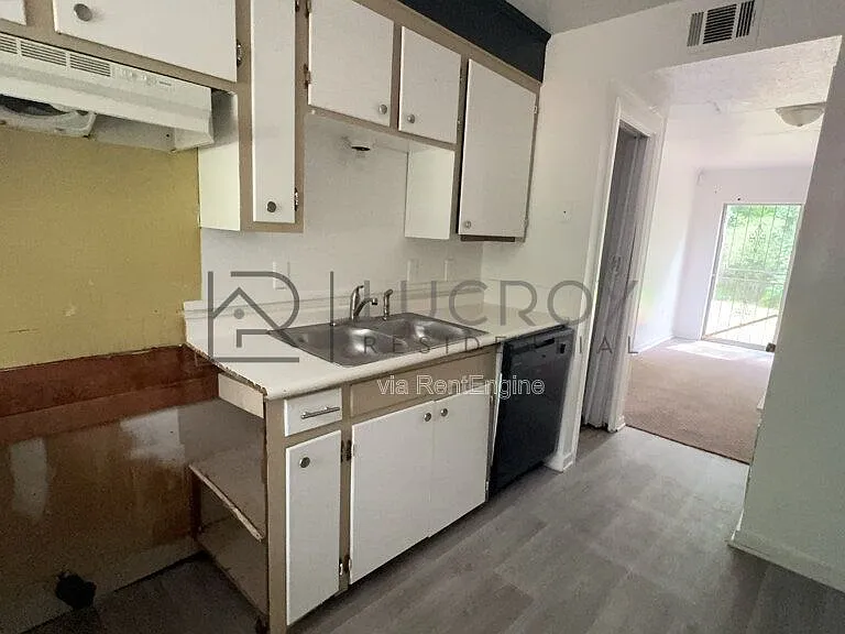 2136 East Dr — Photo 3