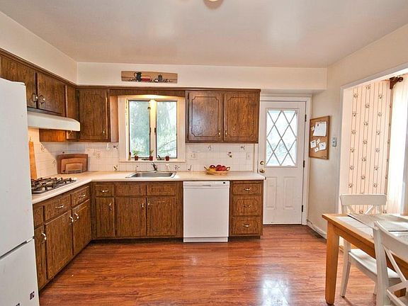 3rd image of 8 Doris Ln
