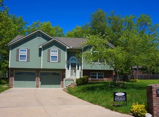 1902 Arapaho Ct, Greenwood, MO 64034