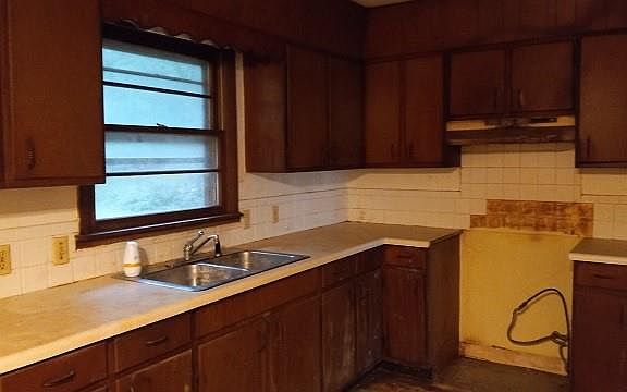 5th image of 629 E 1st Ave