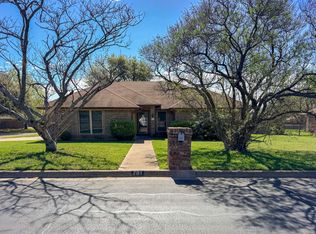 701 Daniels Dr, Crowley, TX 76036