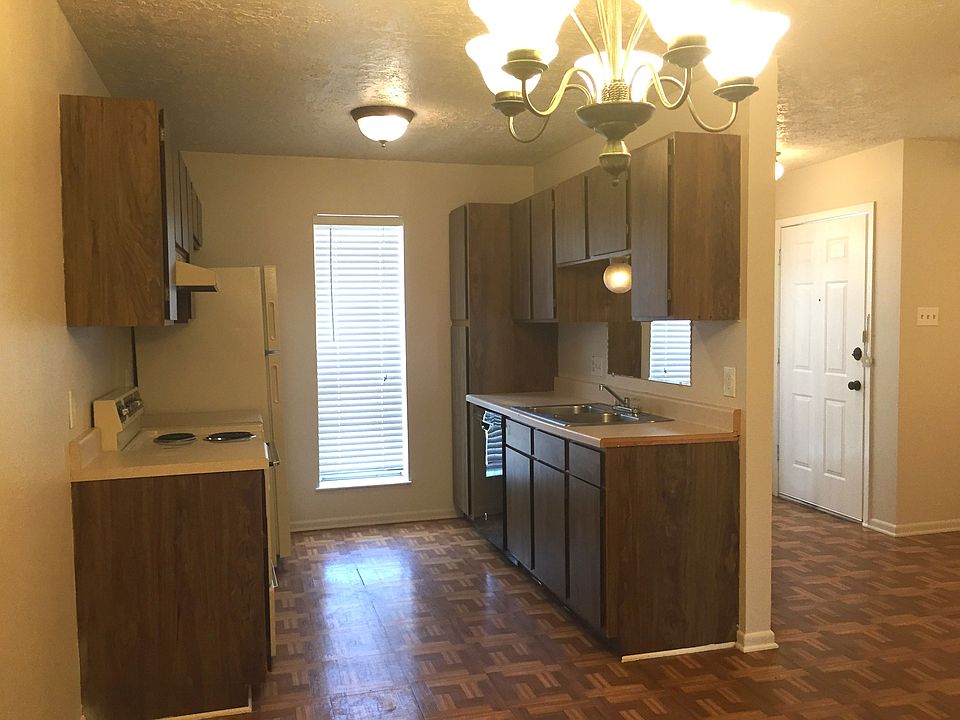 Friidg, garbage disposal, electric range, dishwasher, washer/dryer