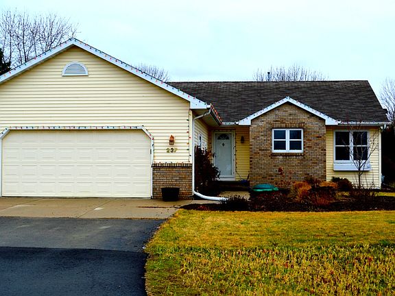 Nicely Landscaped front!