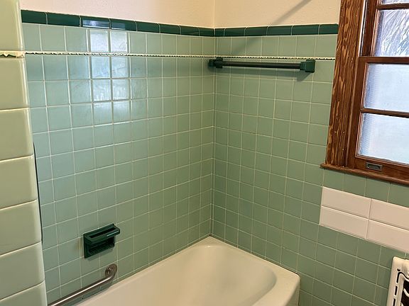 2nd image of 2221 Saint Denis St