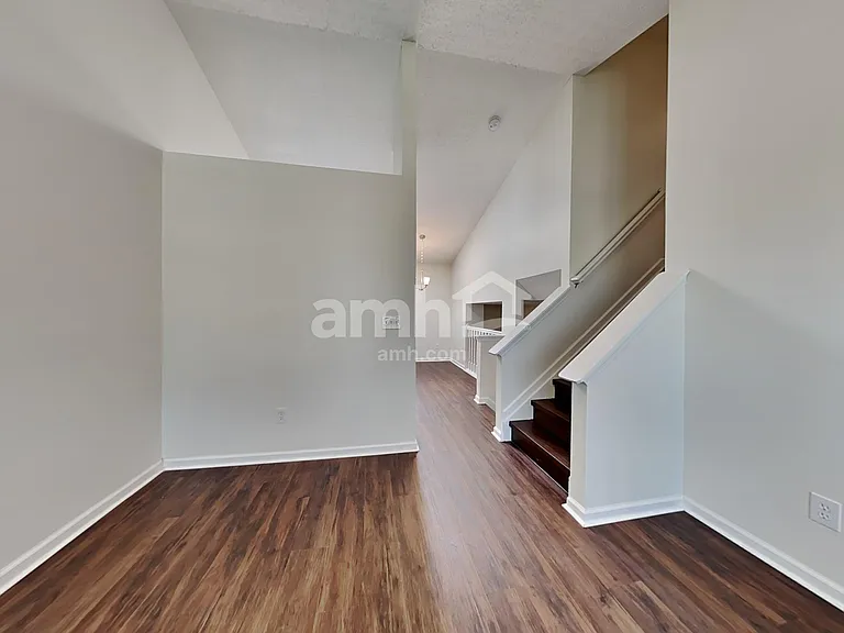 730 Rothrock Dr — Photo 5