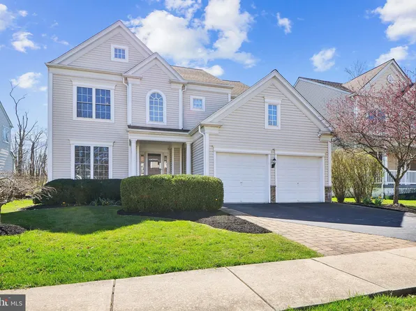 351 E Armstrong Dr, Fountainville, PA 18923