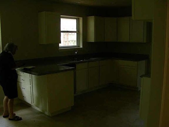 3rd image of 505 Tanglewood Dr S