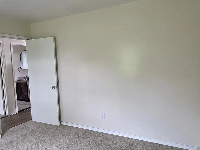 555 1/2 Canterbury Dr — Photo 29
