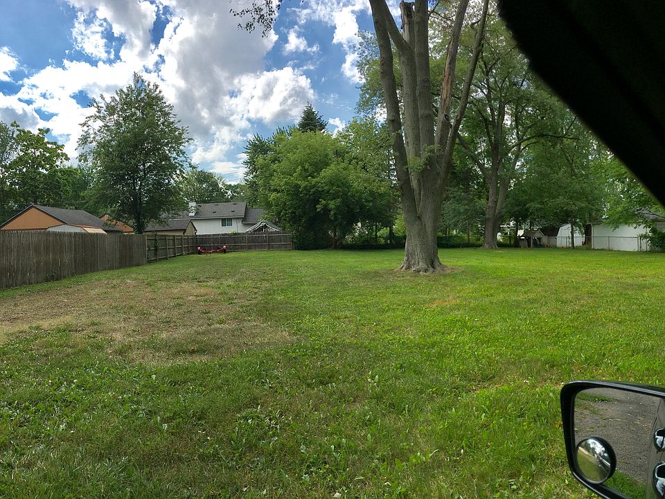 1st image of 944 Iroquois Ave