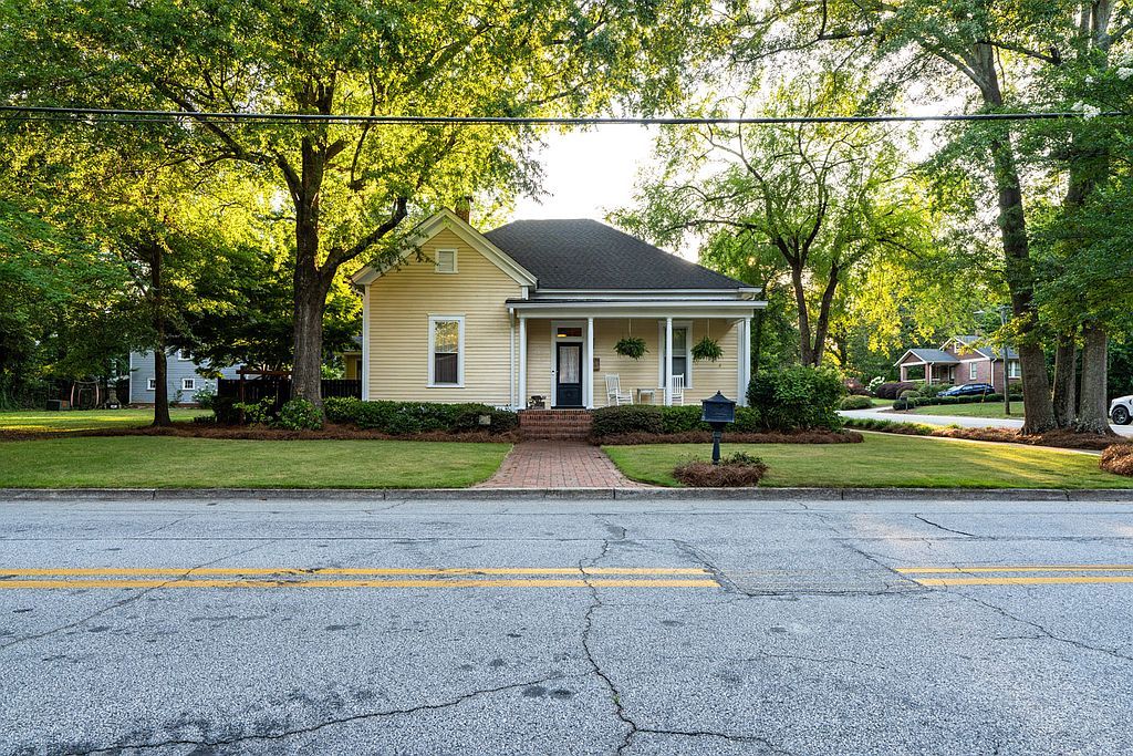 2134 E St SE - Property Image