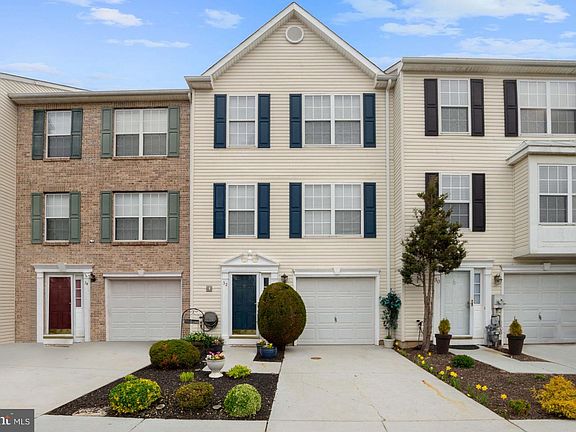 2nd image of 32 Versailles Ct