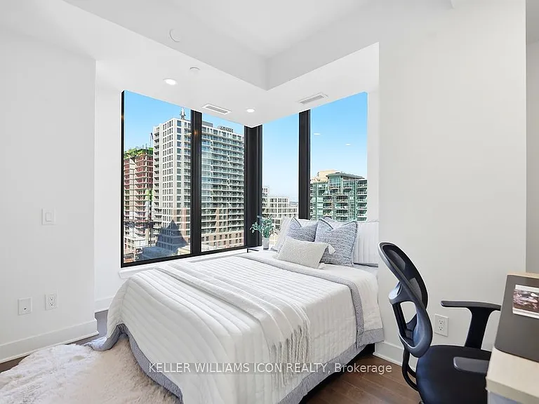 180 George St #1002 — Photo 17