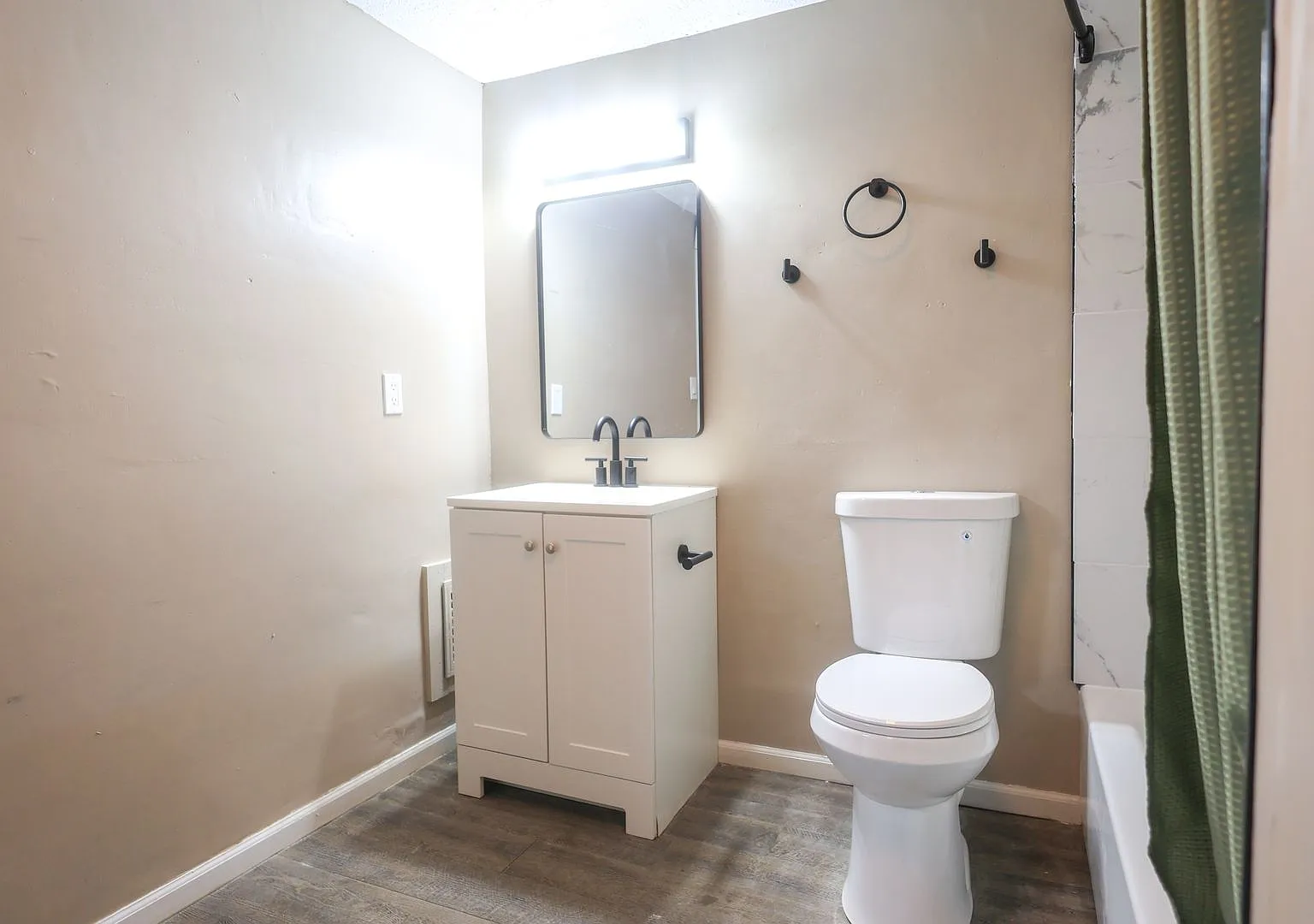 Welcome home to this freshly renovated 3-bedroom, 1-bathroom home on Cleveland's West Side! — Photo 2