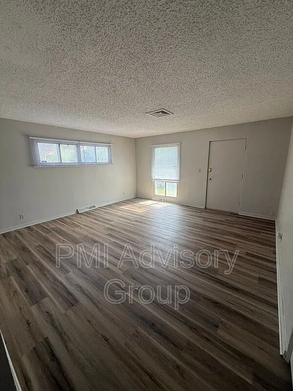 2 bed, 1.0 bath, 924 sqft, $975 — Photo 2