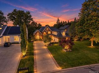 1347 Forest Bay Dr, Waterford, MI 48328