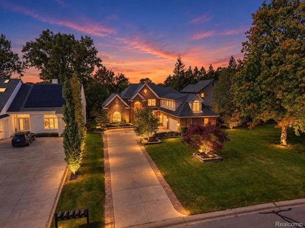 1347 Forest Bay Dr, Waterford, MI 48328
