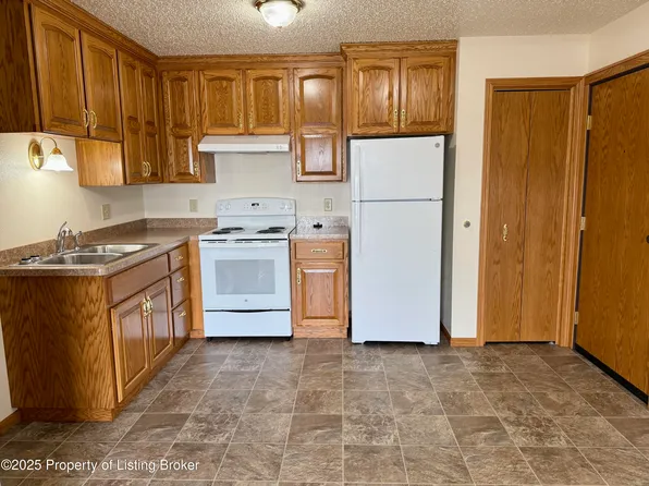 679 19th St W, Killdeer, ND 58601