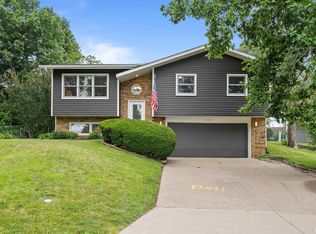 2401 W Dale Ct, Bettendorf, IA