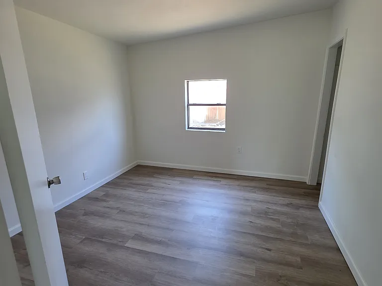 709 W Washington St — Photo 11