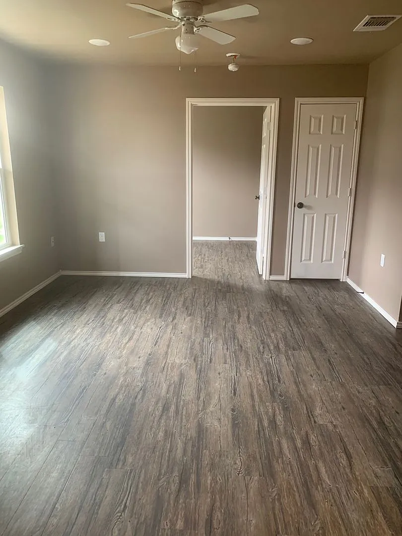 CBS 2809 East 2nd Street — Photo 3
