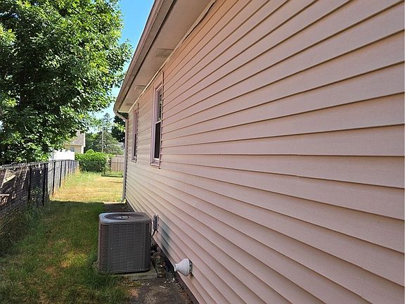 3rd image of 1004 Sherman Ave